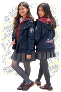 Dos estudiantes con chaquetas prom azules personalizadas para seniors