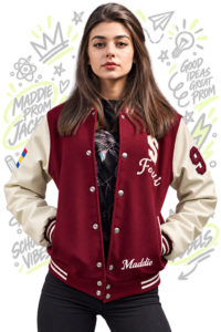 Estudiante con chaqueta varsity prom personalizada en azul, rojo y blanco.